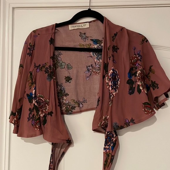 Floral crop wrap top - Picture 1 of 3